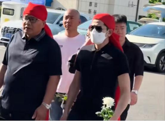 方媛外公去世，郭富城头戴“红布”，手拿菊花，这样的打扮让很多人不理解。
 
丧事