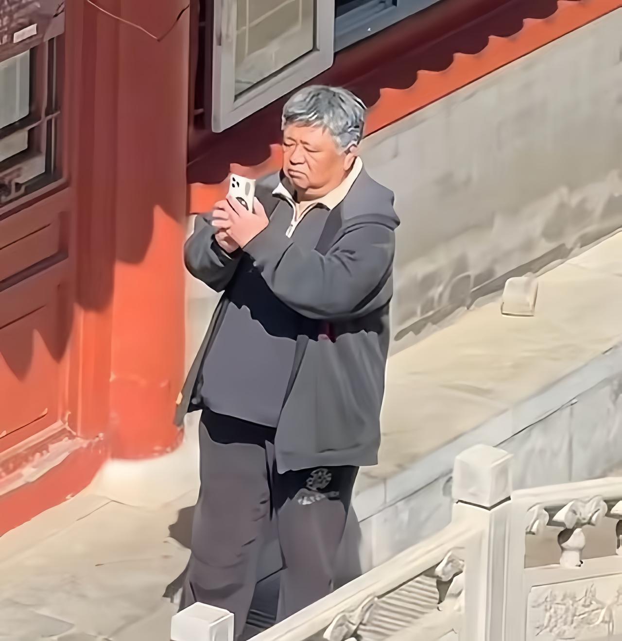 60岁的老戏骨，生活中已经头发花白，他是胖胖的“狄仁杰”。

梁冠华老师的演技精