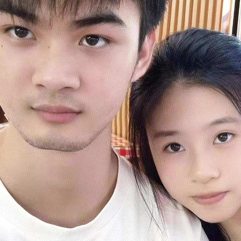 这场悲剧的核心在于命运对纯粹情感的极致剥夺。从军训相识的青涩初恋到生死两隔的半年