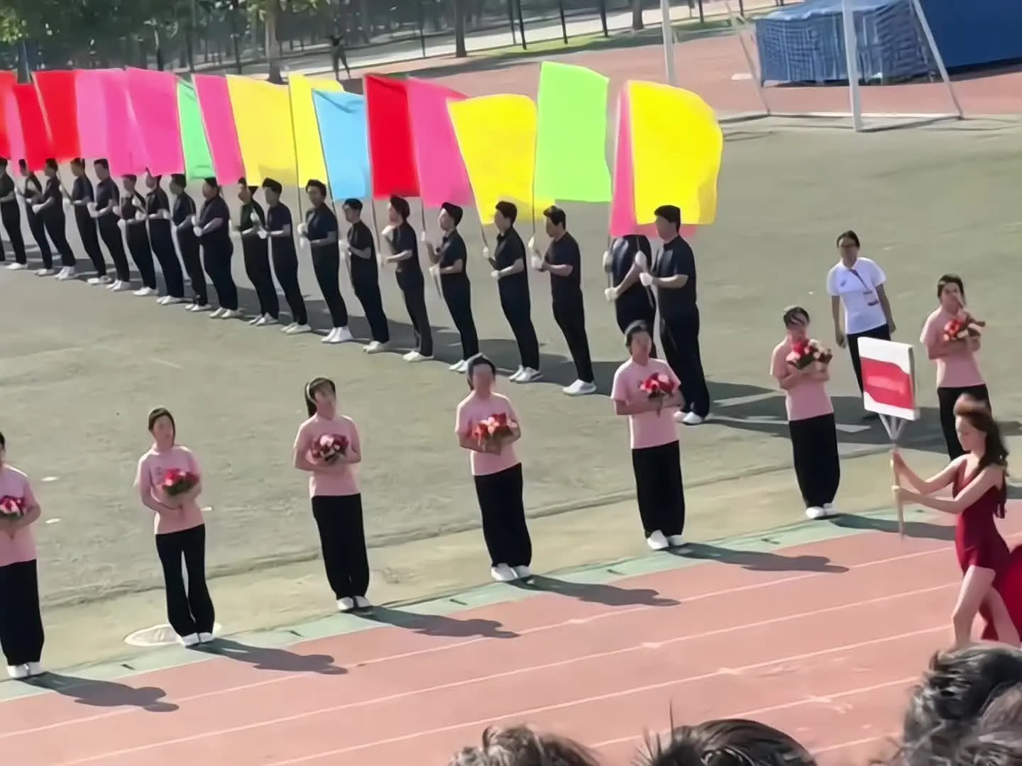 运动会上的学姐发挥依旧稳定