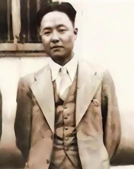 1943年秋天，上海一栋灯火通明的洋房里，李士群躺在床上，嘴唇干裂，眼球凸出，全