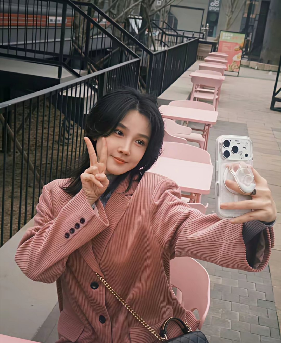 陈小纭，脸又变了！原本事业蒸蒸日上，偏偏在《大奉打更人》杀青时，被拍到与王鹤棣在