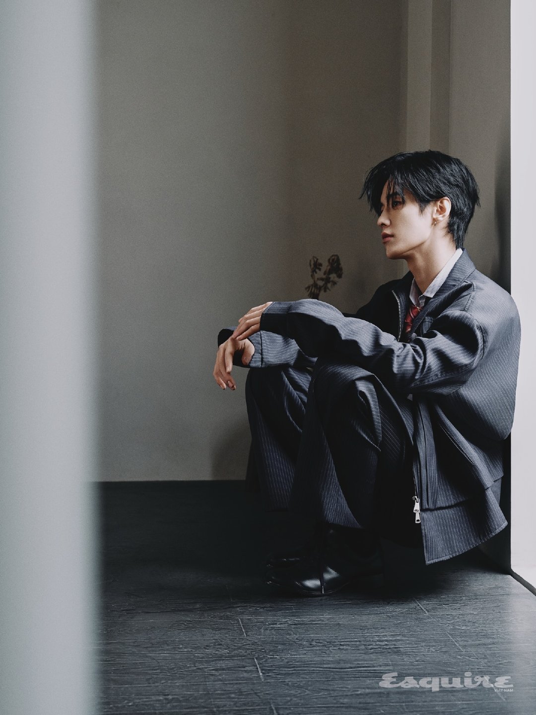 何与 x 越南版 Esquire 三月开季封面 ，身穿 Marni 新季系列，收