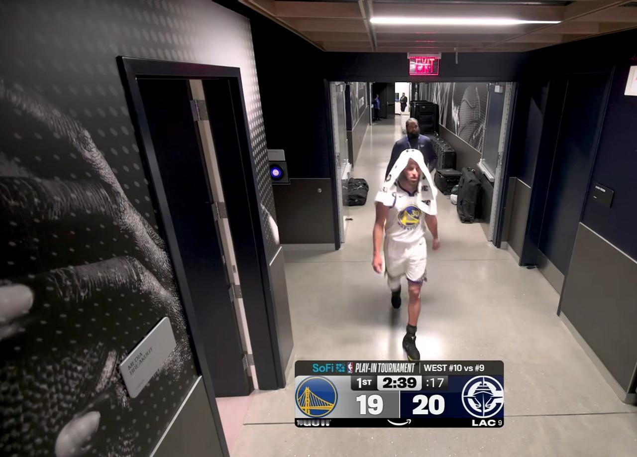 伤病又来了！库里在比赛中回到了更衣室！

库里在与快船附加赛的第一节比赛中独自返