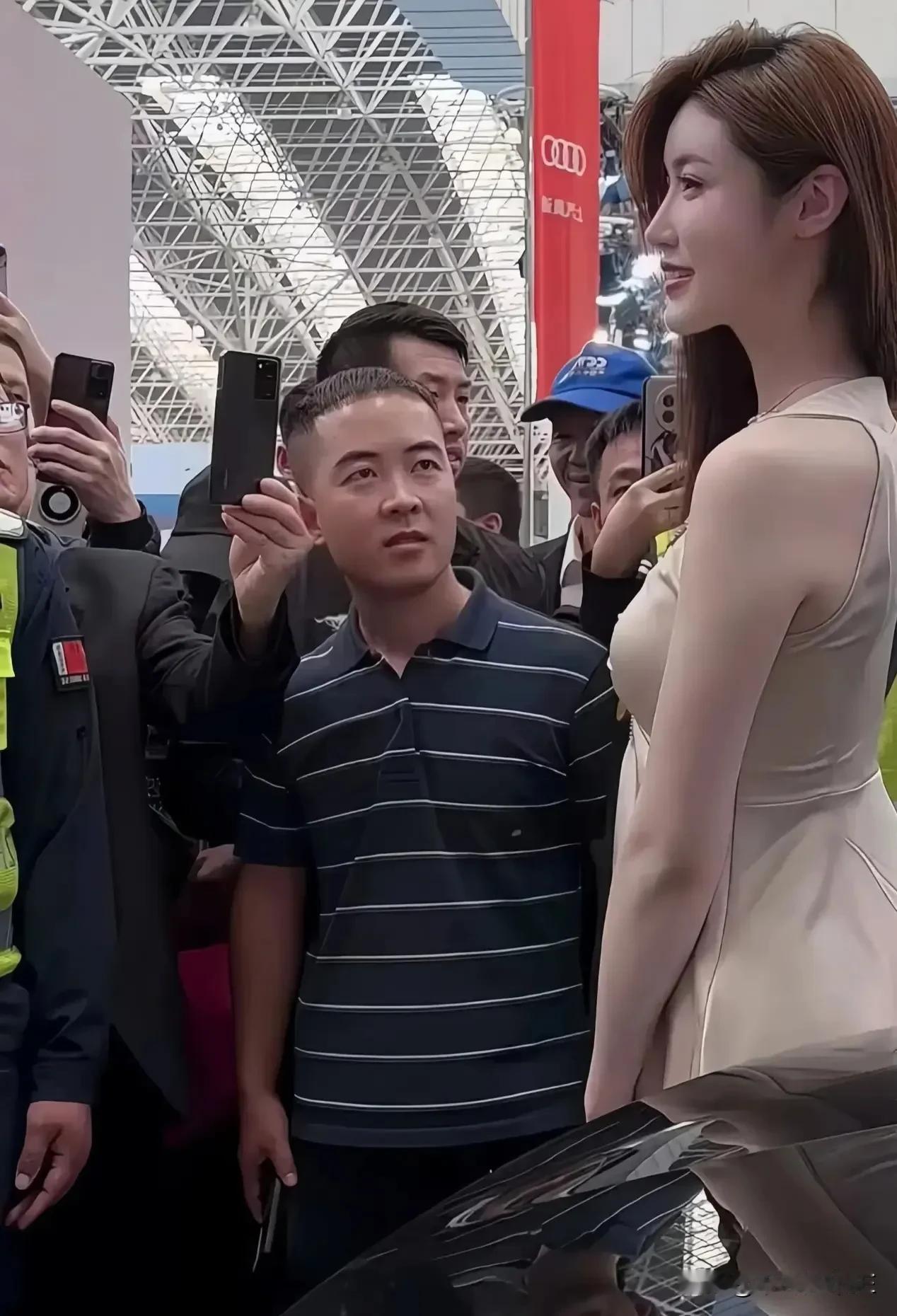 在最近的一场车展中，意外成为网络热议焦点的“条纹哥”终于现身，对于外界的种种声音