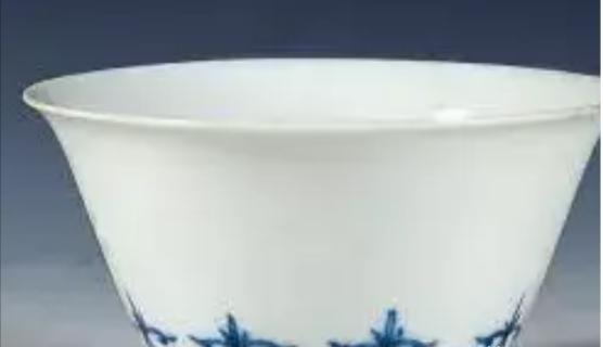 1996年，南京一家古玩店来了一个小伙，拿出一个小酒杯问30000元收不收，店里