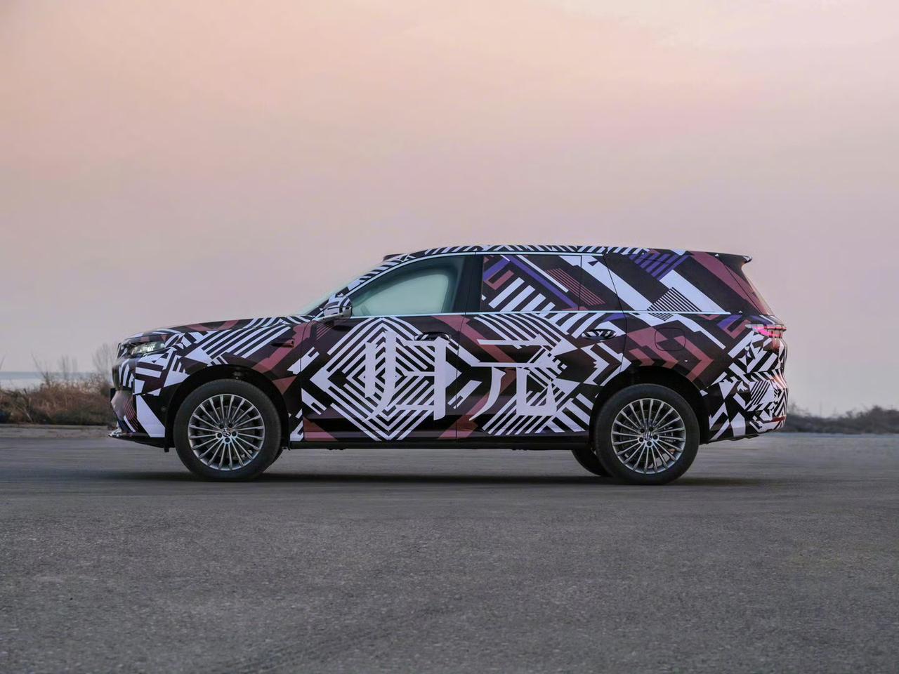 魏牌全新大型旗舰SUV谍照曝光，车长超过5.3m，预计具备后轮转向、原地掉头等功