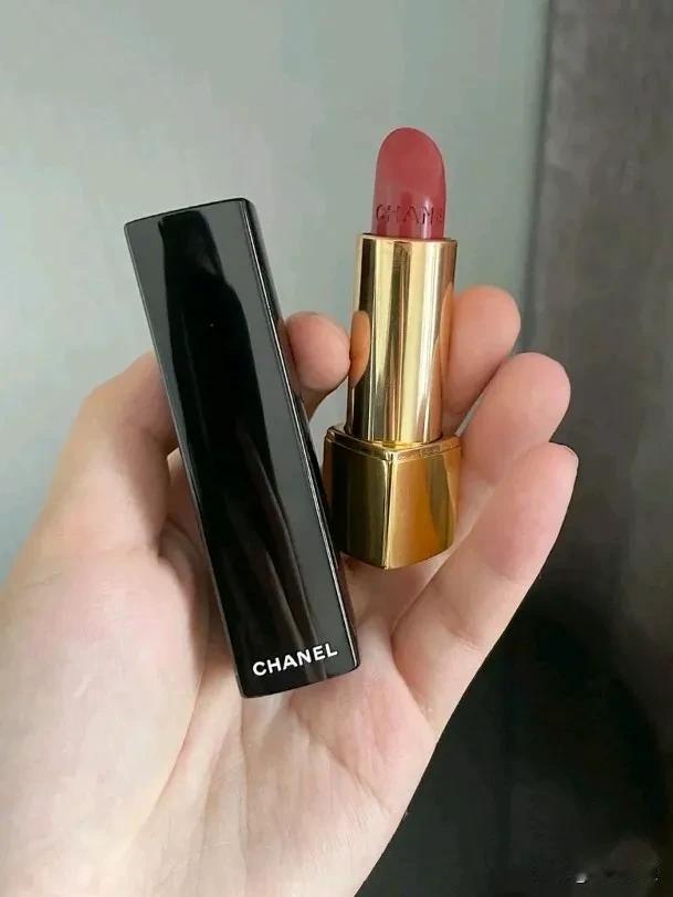 四十+，
被偷走的岁月，
就用瓶瓶罐罐补回来。
眼里虽然写满了年纪，
脸上尽量不