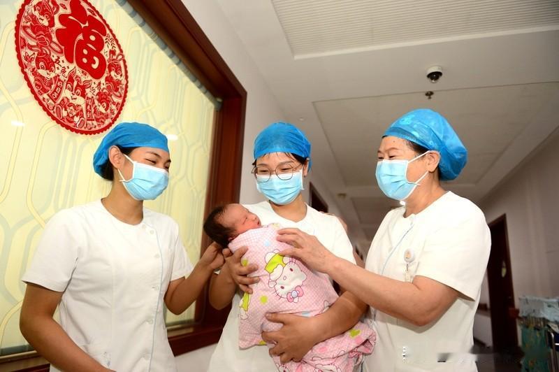 现在生小孩不是有生育补贴吗，我姨妈和表弟让她儿媳妇再生一个，说小宝一个人太孤单了