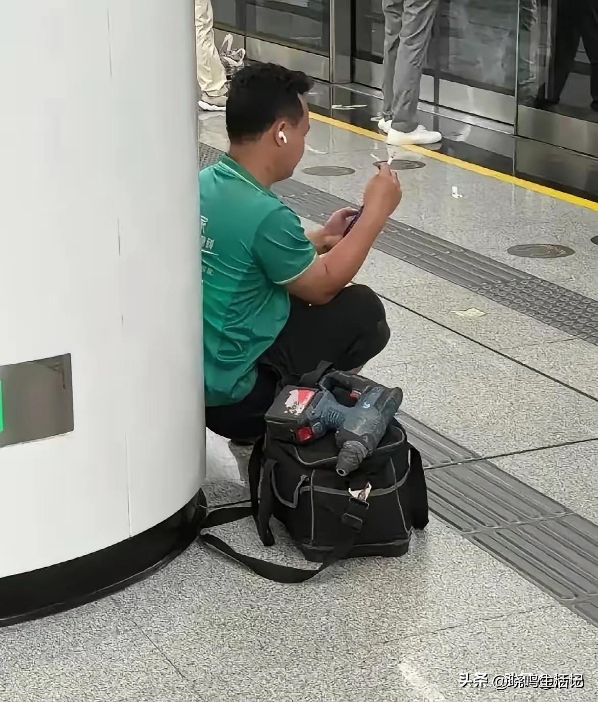 我不知道小哥做什么工作的，可以肯定的是他的工资不会低。