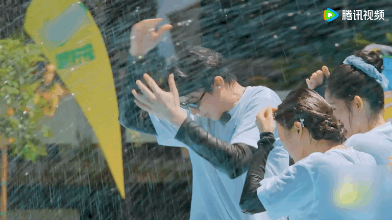 刘宇宁叫破音了地球超新鲜2泳池飙戏地球超新鲜 别人演雨中戏是唯美氛围感，地球团演