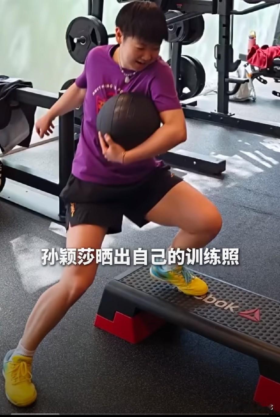 高考之际，孙颖莎祝愿考生从容应战，坚定信心，金牌提名，高考必胜，并晒出自己的训练