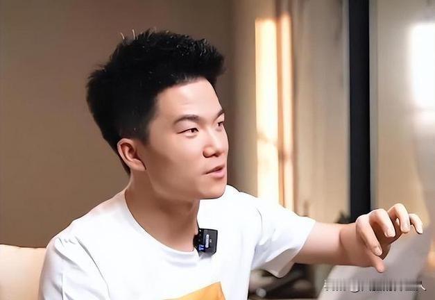 读完董宇辉的这番话，瞬间和自己和解了，他说:“你若计较，鸡毛蒜皮也能伤你，你若释