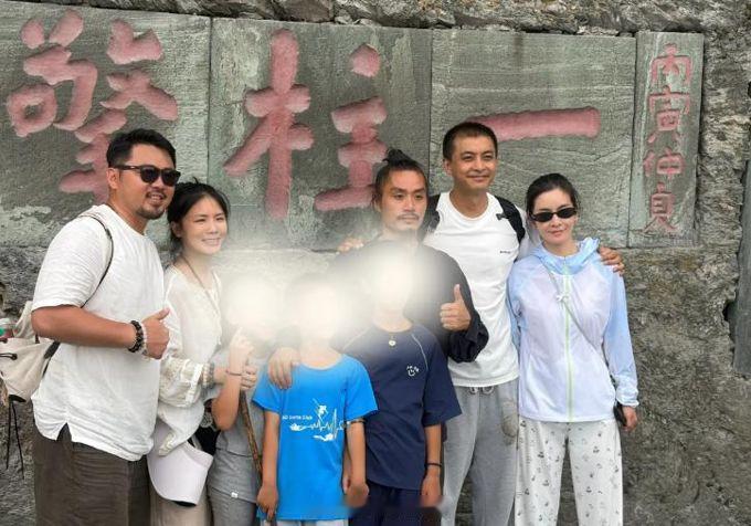 李佳航李晟带娃登山，李佳航发福 李晟逆生长，黄英造型接地气 