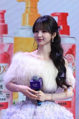 田曦薇现身上海
出席力士品牌活动
穿搭高级又浪漫
美翻天了……

那么
高级在哪