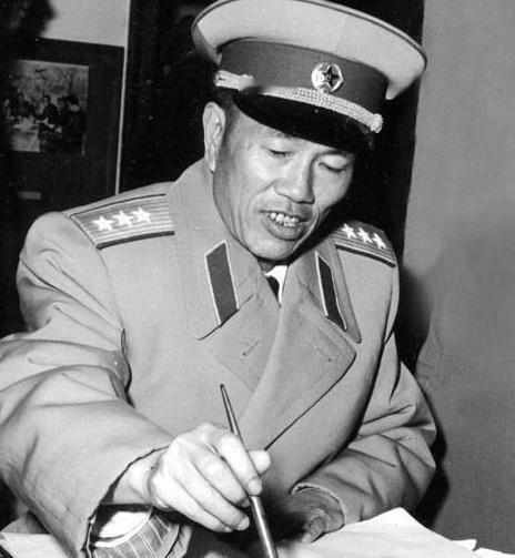1950年，彭德怀对洪学智说自己不是志愿军，洪学智便追问：那你是怎么来的？
19
