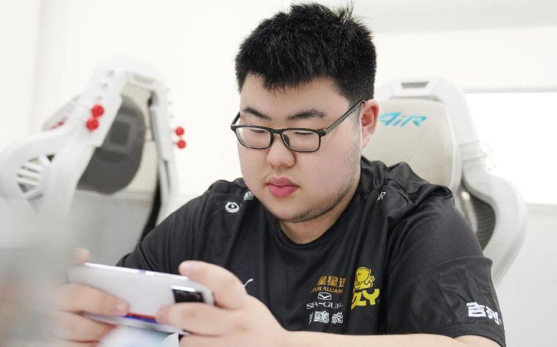狼队，究竟怎么样？
吕成林，究竟怎么样？
怎么说呢？话题人物，话题战队，虽然能带