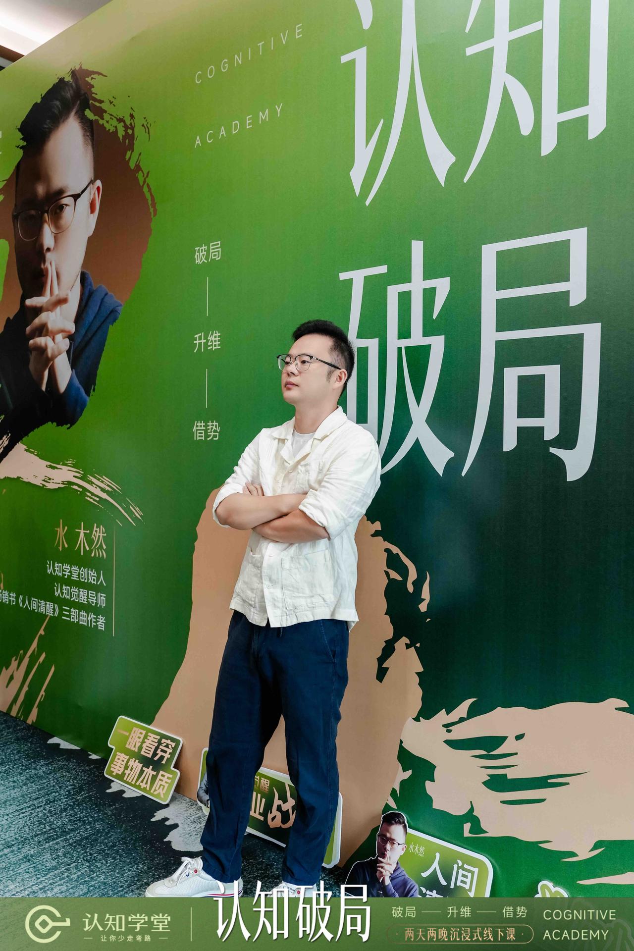 人生最高境界：眼里装满故事，脸上却不见风霜。知世故而不世故，历圆滑而弥天真。翻越