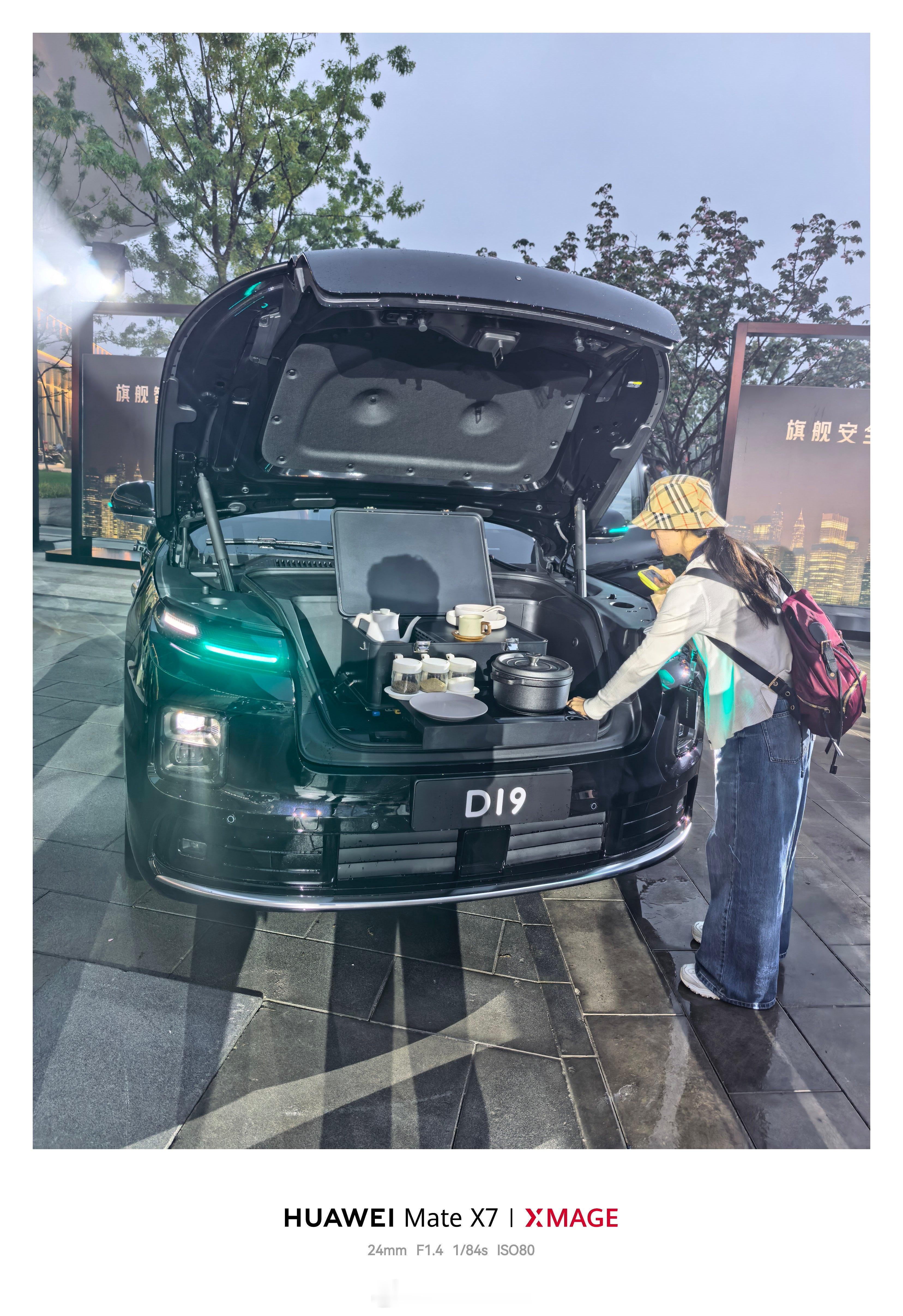 零跑D19发布会现场。我敢说，大部分大六座SUV都会关注这款车的定价。朱江明说，