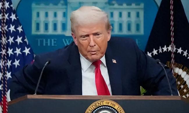 伊朗认怂了？这边刚封港，特朗普放完狠话，后脚就晒自己的战绩，说伊朗主动来电求和，