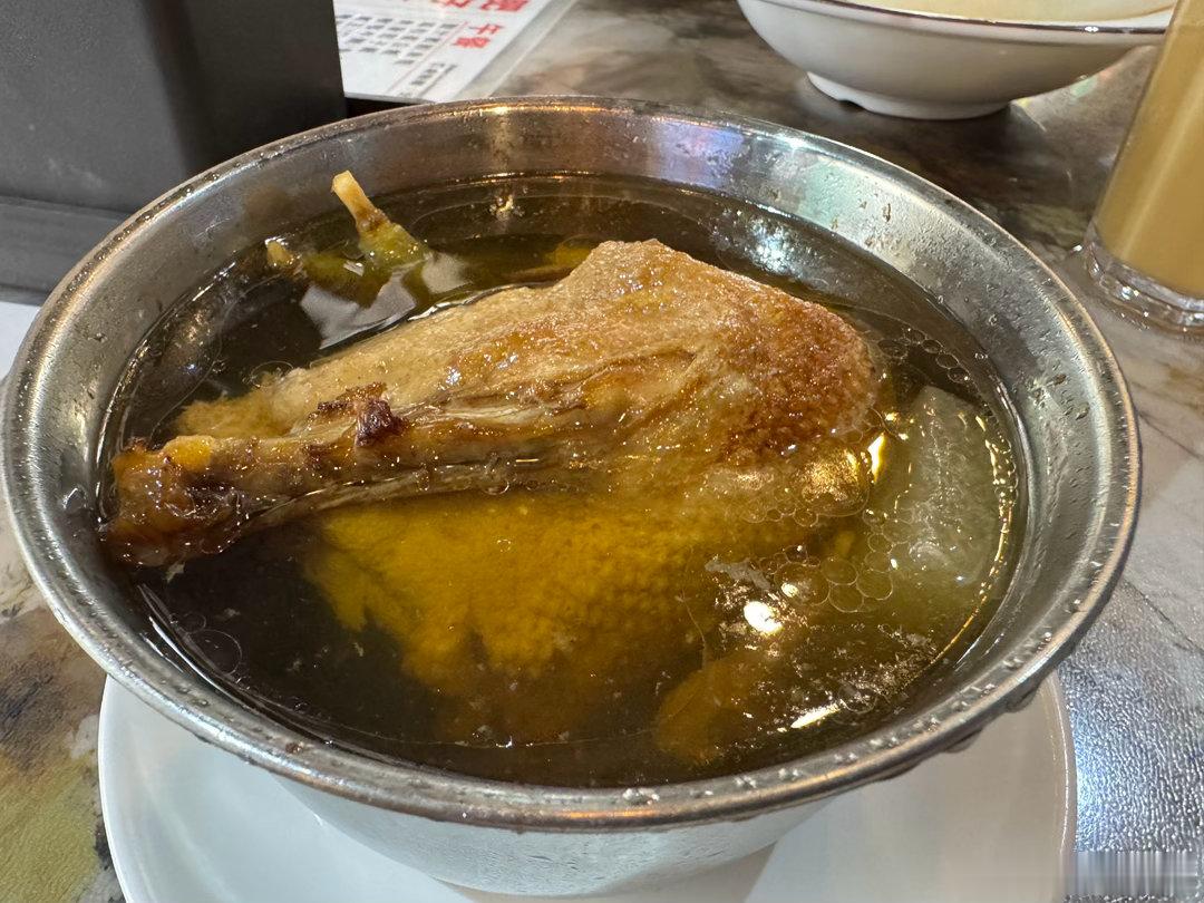 鴨腿湯飯，配一碗中式湯和凍檸茶，50元港幣，貴不貴？ 