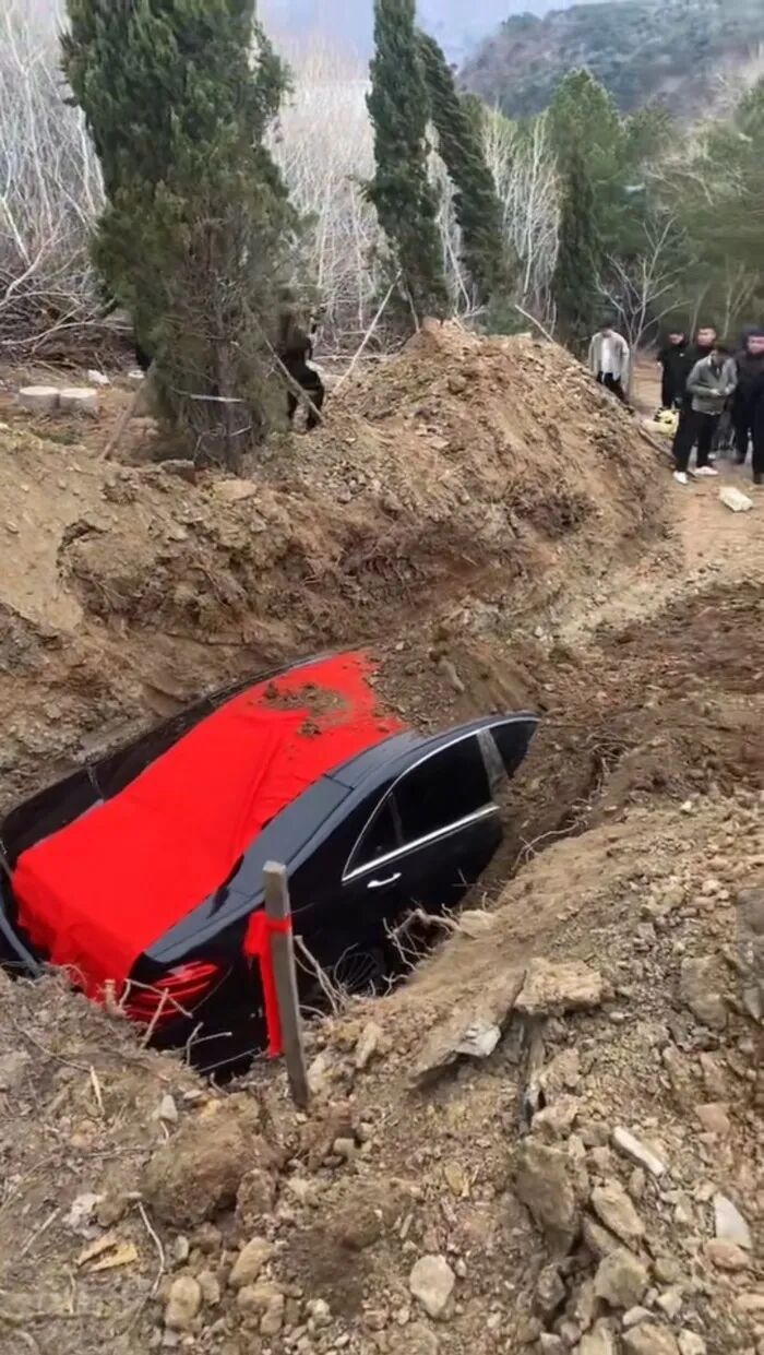 这种看似风光气派的丧葬方式，表面是尽孝排面，实则满是铺张浪费，细想下来只让人觉得