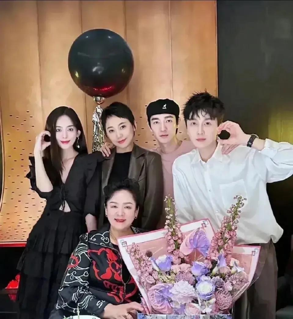 娜扎的妈妈真漂亮！
