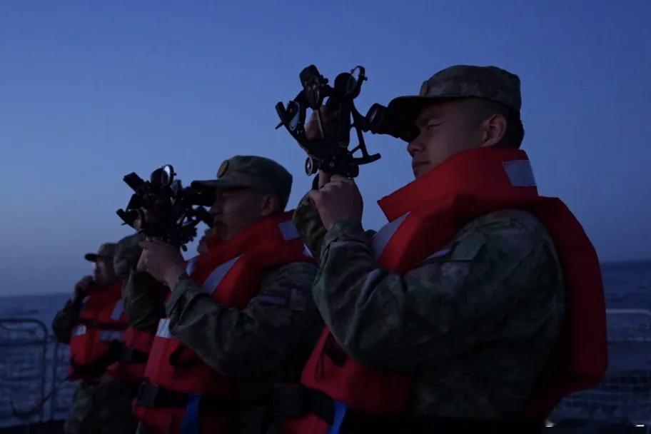 潜艇学院学员乘922大青山舰进行航海实习。大青山舰一路南下，靠港期间学员们在各潜