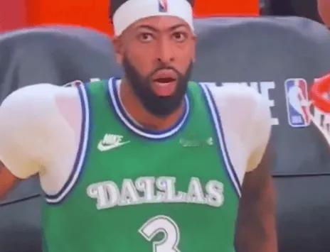 浓眉也太脆了吧！
圣诞大战，打勇士，第二节才稍微地跑动一下，就身体不适应，跑回更