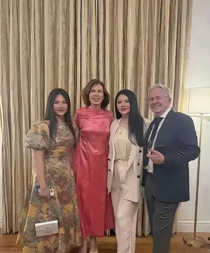 李湘瘦脱相了，这腰身哪像当妈的，直接跟王诗龄站成了姐妹花。 