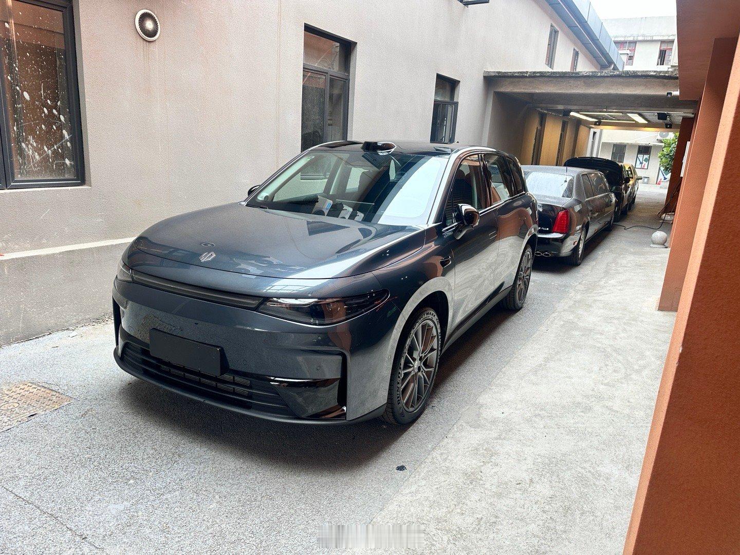 今日要出差柳州，本来同事都订好高铁票了，早上回公司一看来了这部新车，传说中的价格
