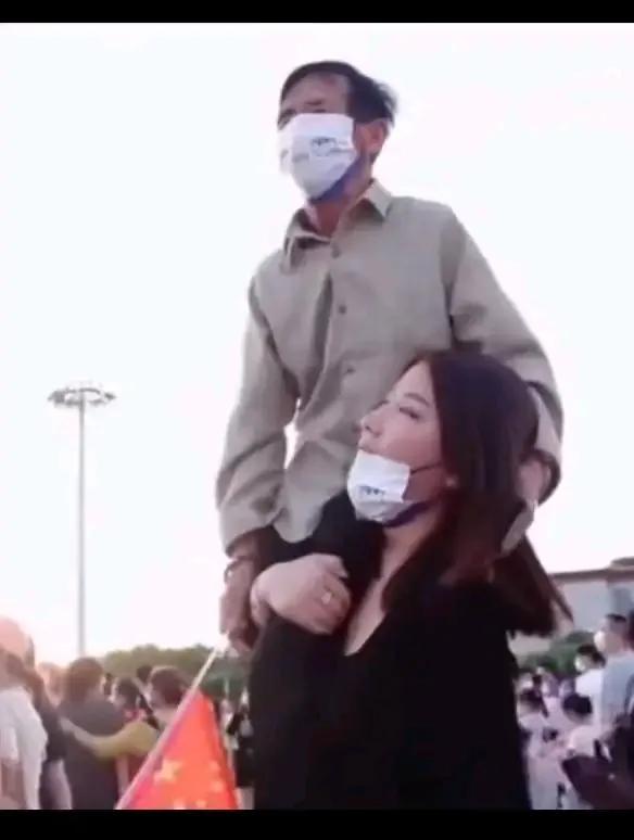 河南50岁光棍捡个女婴，辛苦养大却被闺女嫌穷，这背后究竟发生了什么？
老张，一个