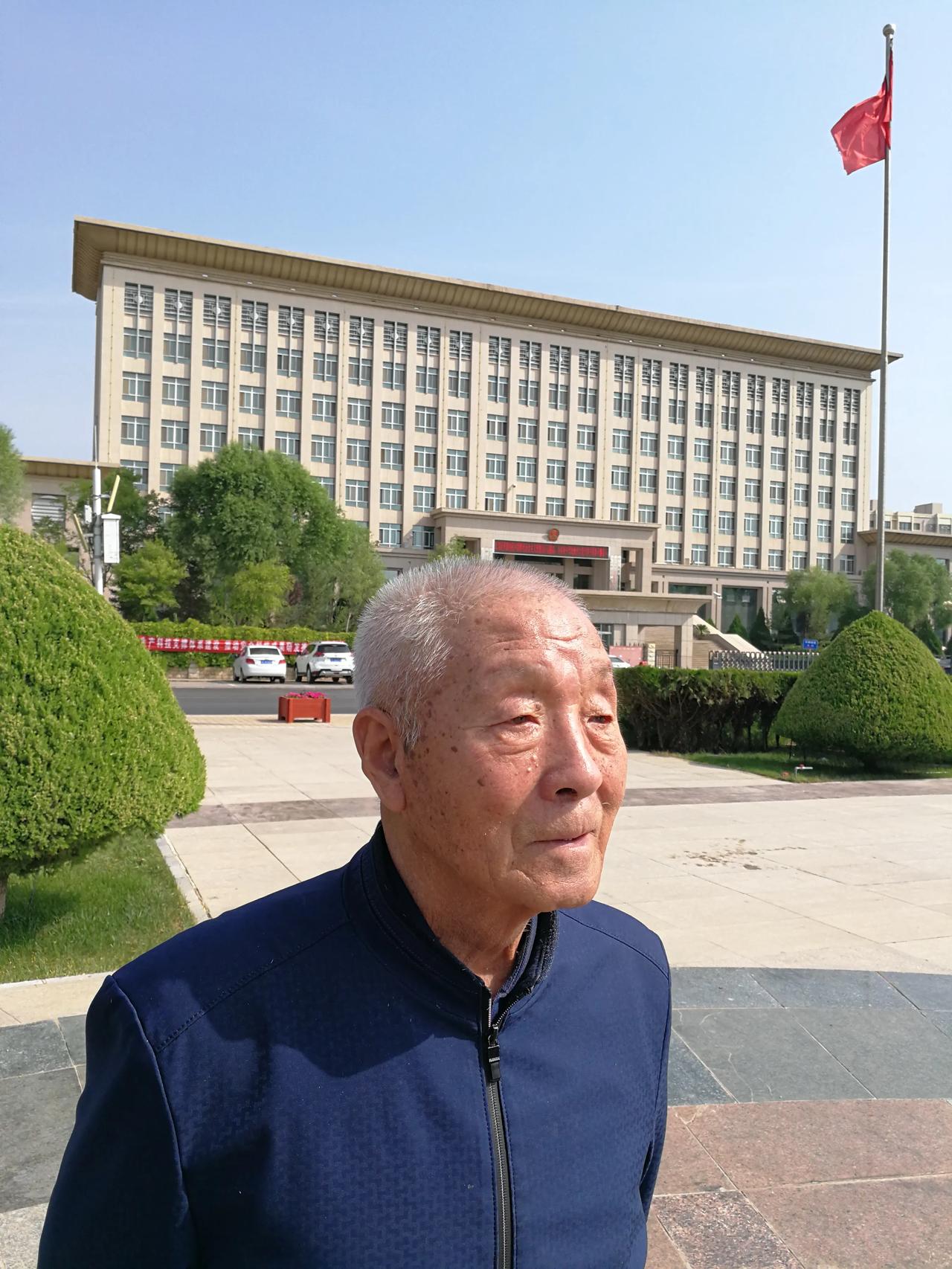 谢云  远祭祁老

瀚墨增情，杏坛贻华，耈寿之仙，颉颃千浔于灵谷；

儒风克骨，