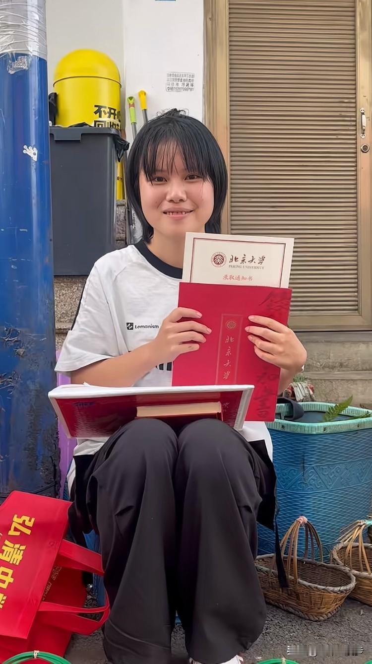 女孩在卖菜摊收到北大录取通知书，真是令人动容。

泥土为伴，苦读为光，清贫挡不住
