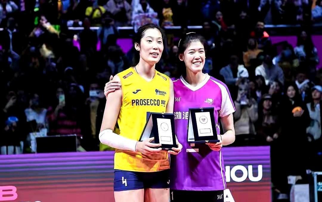 你的偶像没在休赛期——她们正用扣杀声同步切割巴西、意大利、土耳其的夜空。
朱婷在