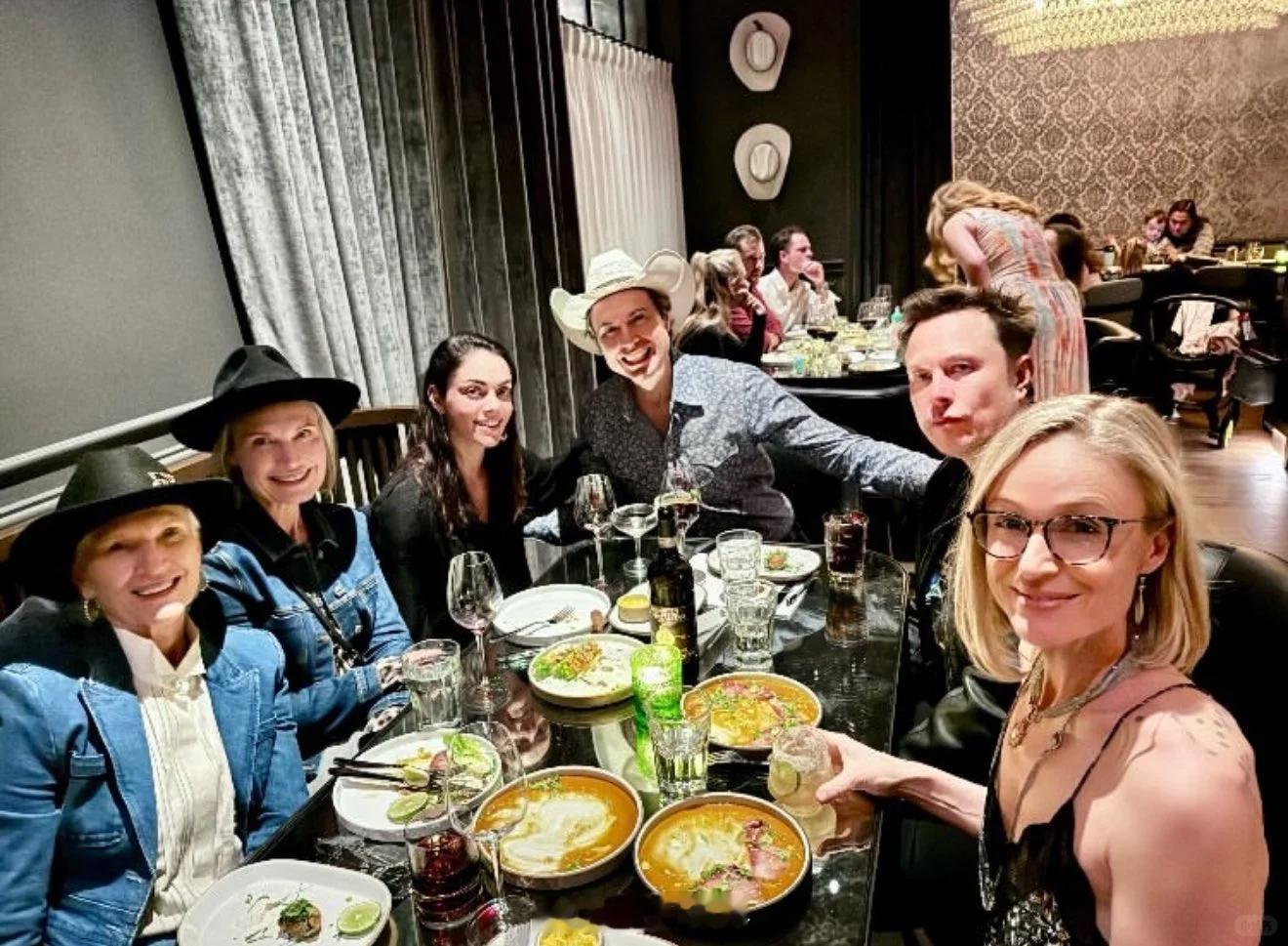 马斯克终于从特朗普的海湖庄园回家与家人一起吃饭。 