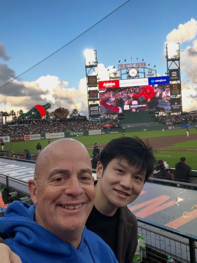 樊振东观战MLB常规赛樊振东与MLTT创始人自拍 MLB看台上的松弛感满满~ML