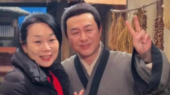 张馨予晒妈妈与张颂文合照 张馨予晒妈妈追星张颂文，配文：恭喜妈妈追星成功张馨予母