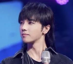 华晨宇的音乐或许永远无法成为“大众情歌”，但它的价值早已超越流行范畴。在算法推送