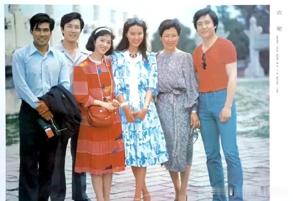 看看朱时茂和唐国强在上世纪80年代的合影，以及最近一次书法比赛后的合影，这才明白