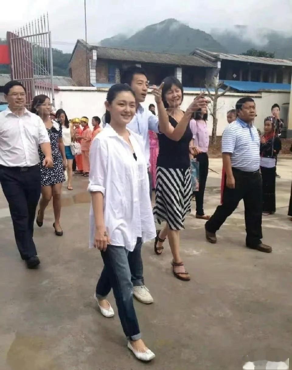 当年俏江南风头正盛的时候，大S和汪小菲一起去了云南做慈善。 