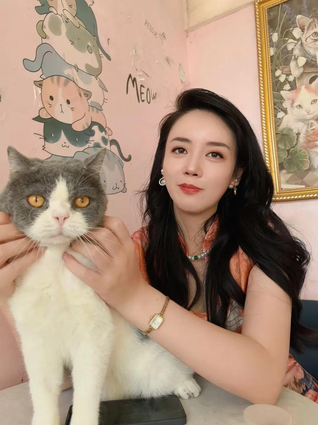感觉Eddy 一件事能被我嘲笑一辈子[奸笑]，我现在每次一进猫咖就想到Eddy曾