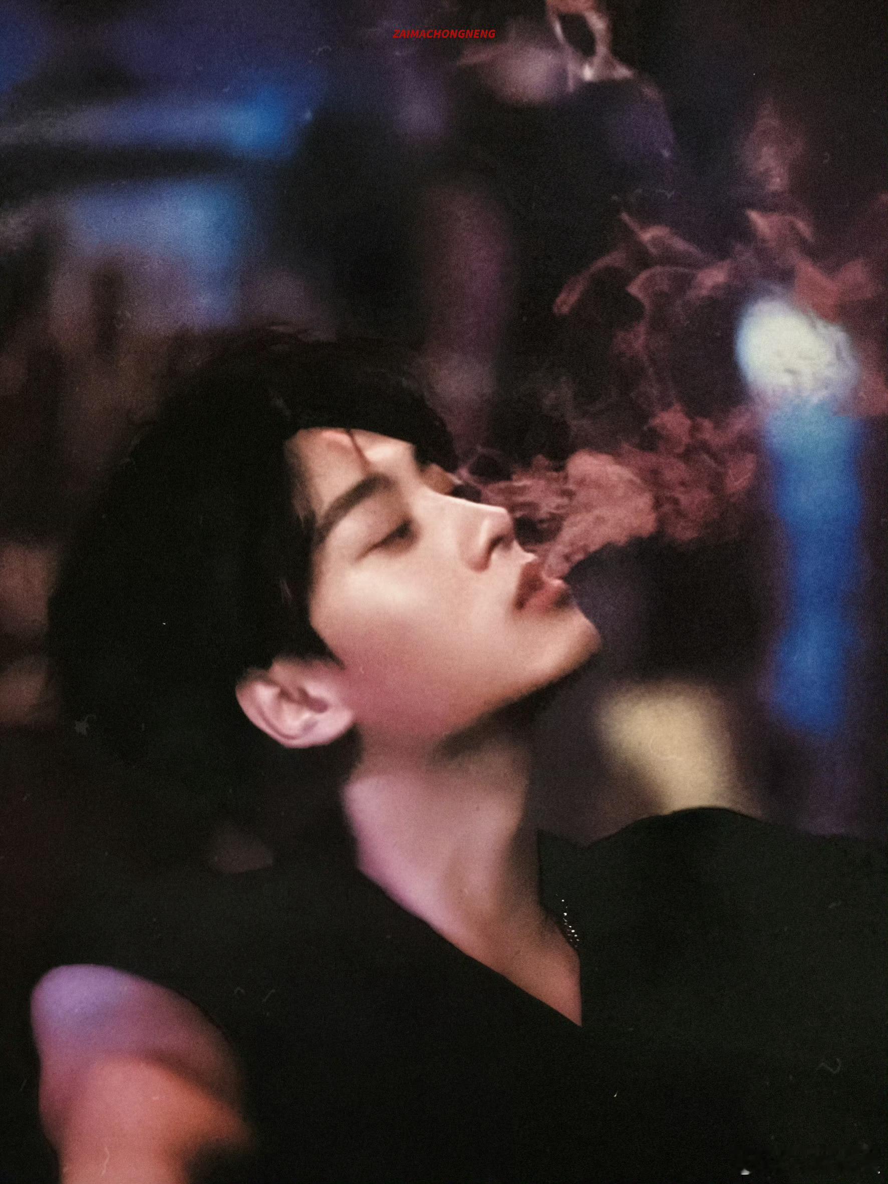 txn "秋风盖过了夏季的尾声,玫瑰藏匿无尽的爱意."（差4分求捞捞）