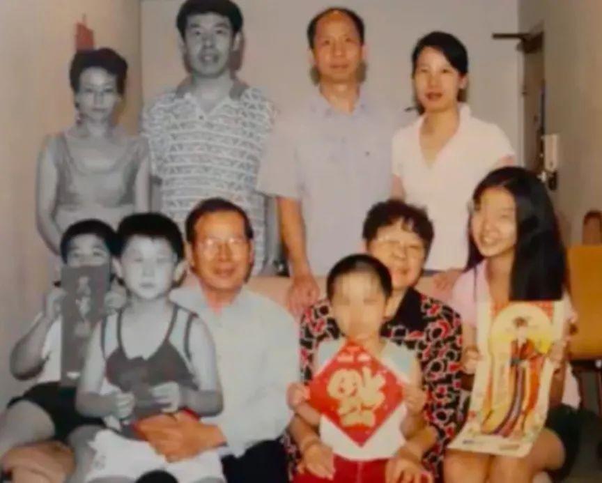 2009年，一家五口被残忍杀害，侥幸逃脱的女儿，却陪在凶手身边睡了7年，背后真相