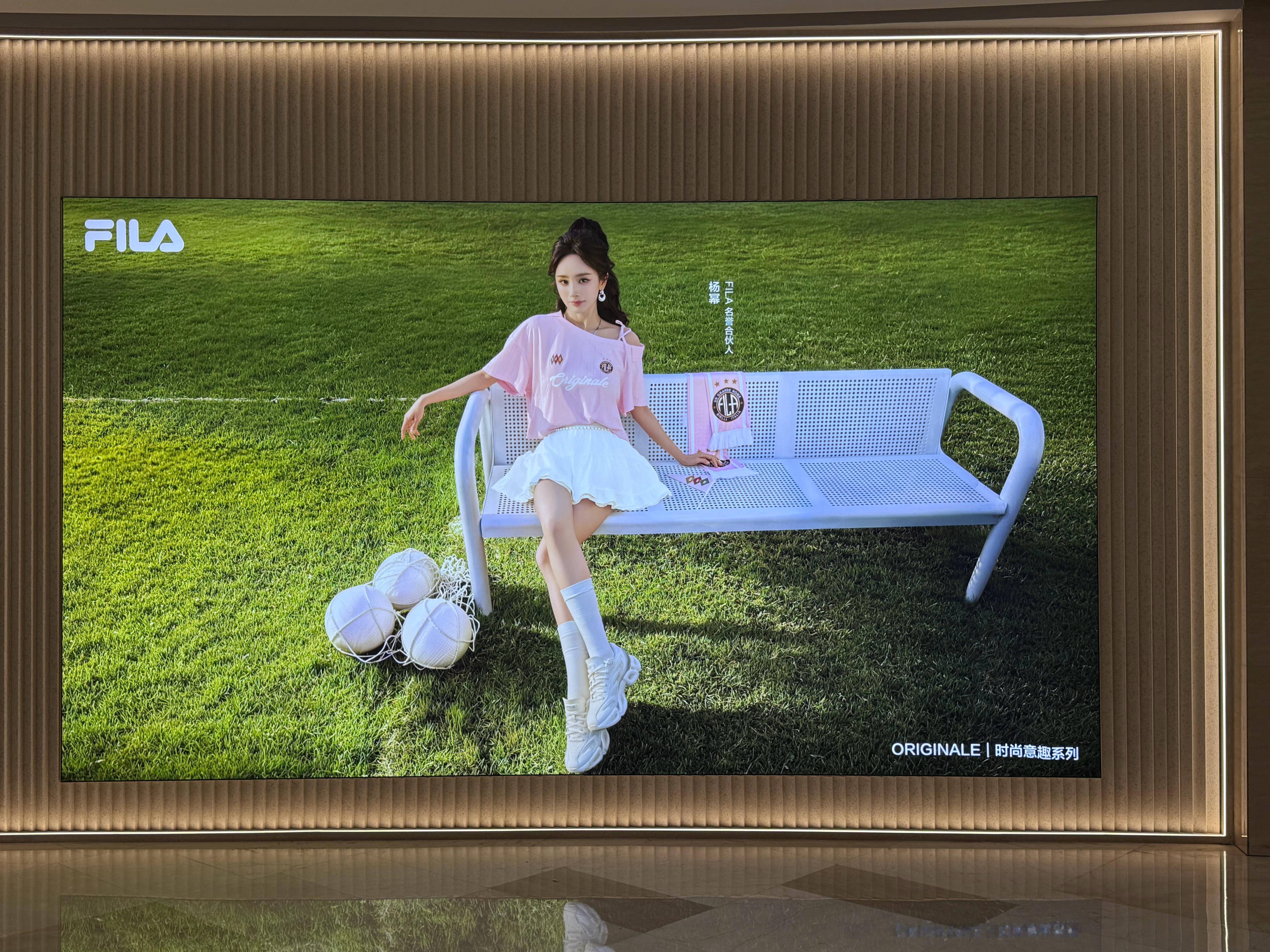 杨幂杨幂fila名誉合伙人 天气变好了来商场吃饭又偶遇大明星幂📍滨江宝龙城-f