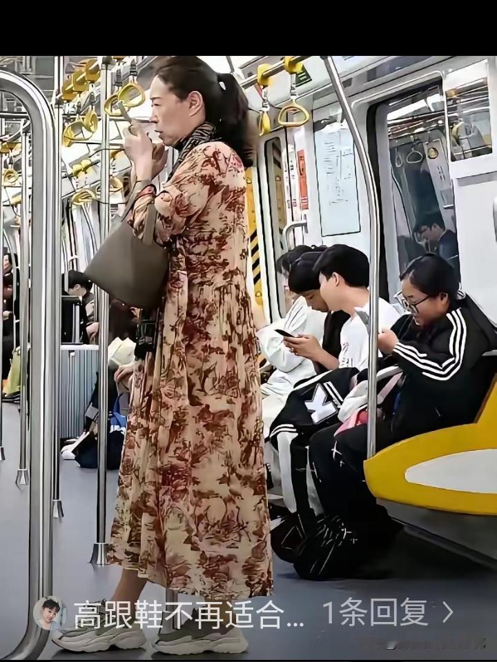 地铁阿姨穿搭被吐槽爆火！地铁上一位阿姨意外走红，她穿着清爽的碎花裙，搭配一双舒适