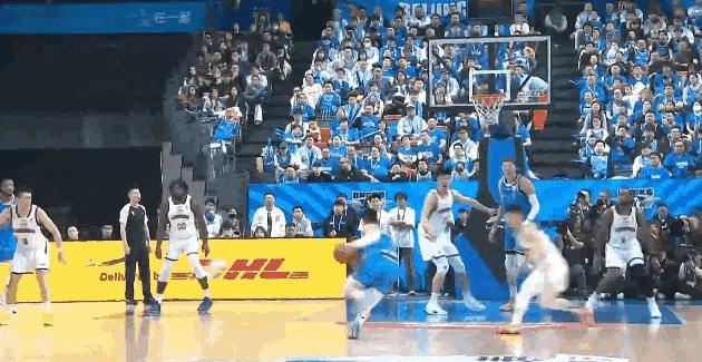 陈盈骏好强 这个压哨进完，半场13分了。北京男篮vs辽宁男篮