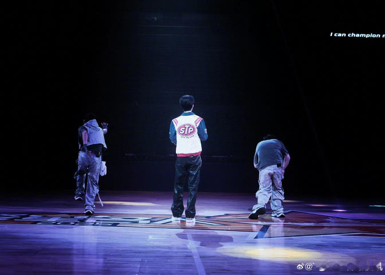 王俊凯讲的鬼故事来了 王俊凯也太会营业了吧！不仅晒出NBA聚星名人赛的高光时刻，