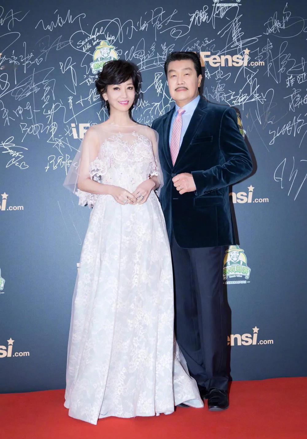 赵雅芝不管出席哪种活动，都有老公和儿子陪着，真是人生赢家！[赞][赞][赞][赞