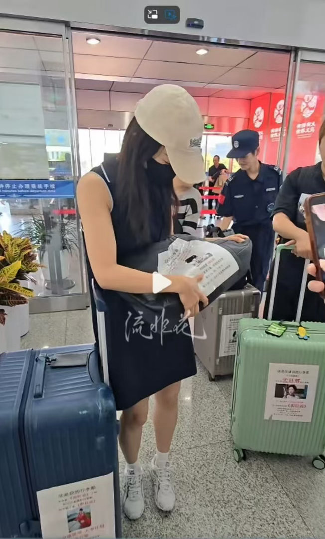 吴谨言行李箱贴纸吴谨言剧宣连行李箱也没放过吴谨言行李箱贴满《御廷谣》贴纸，变身移